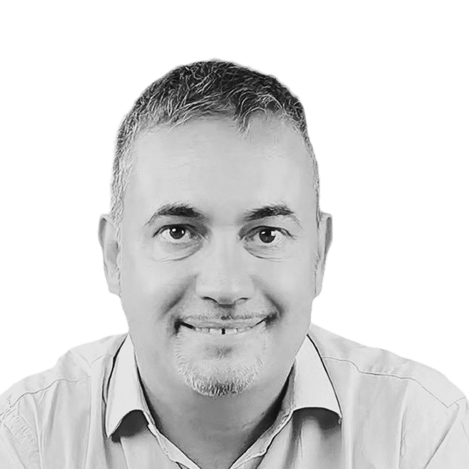 Retrato a preto e branco de Daniel Torres Burriel, de camisa e sorridente.