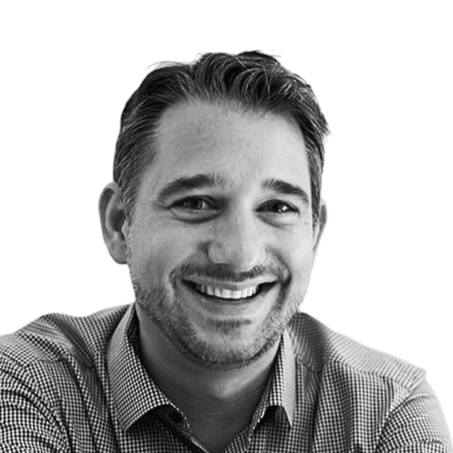 Retrato a preto e branco de Florian Egger, de camisa e sorridente.
