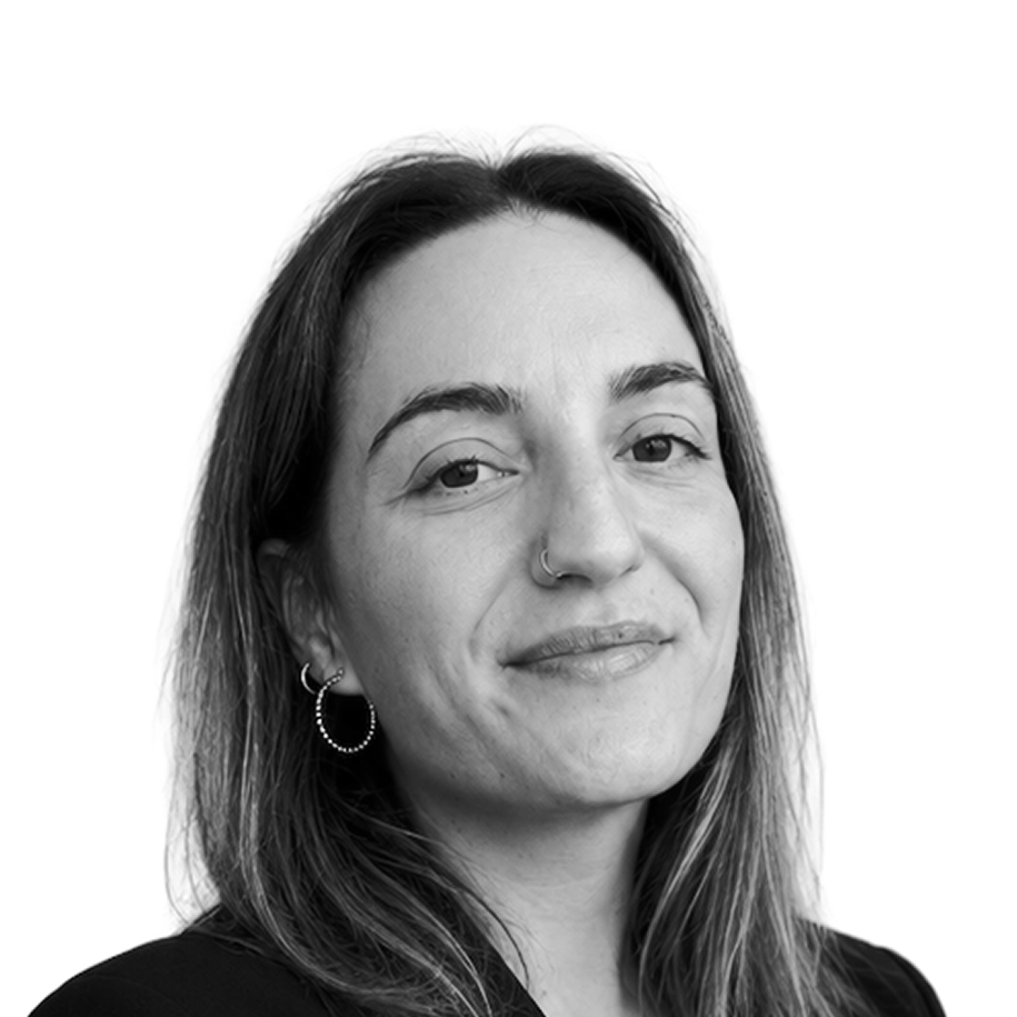 Retrato a preto e branco de Marta Monterde, sorrindo levemente.