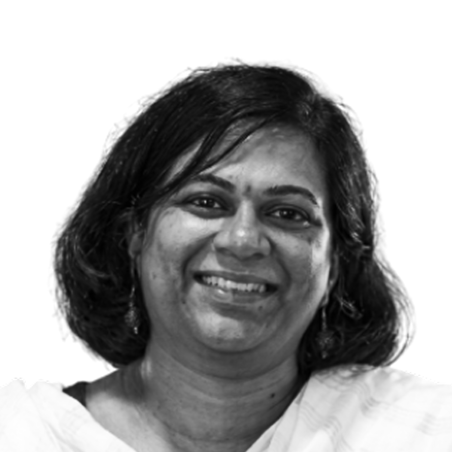 Retrato a preto e branco de Mrudula Sreekanth, de roupa branca e sorridente.