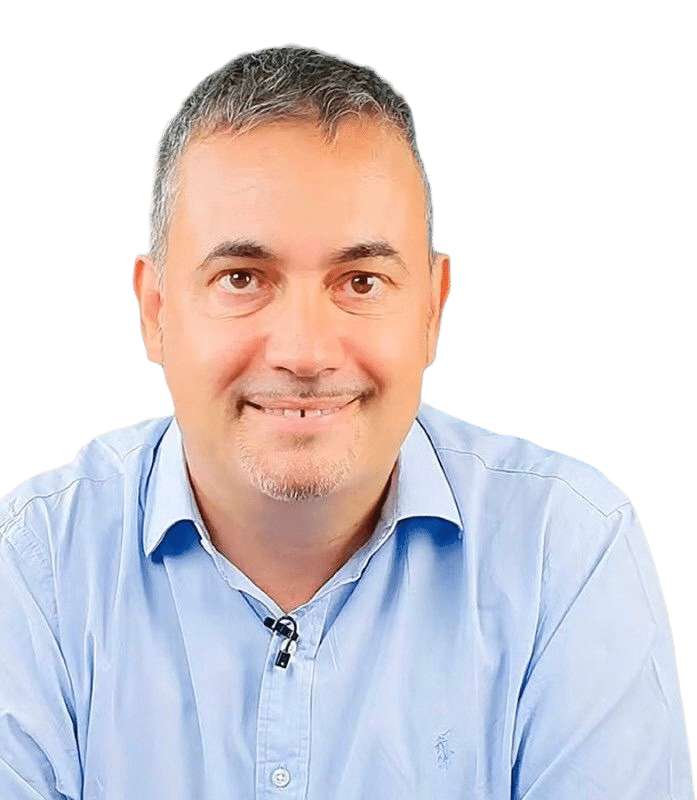 Retrato de Daniel Torres Burriel, sorridente. Veste uma camisa azul.