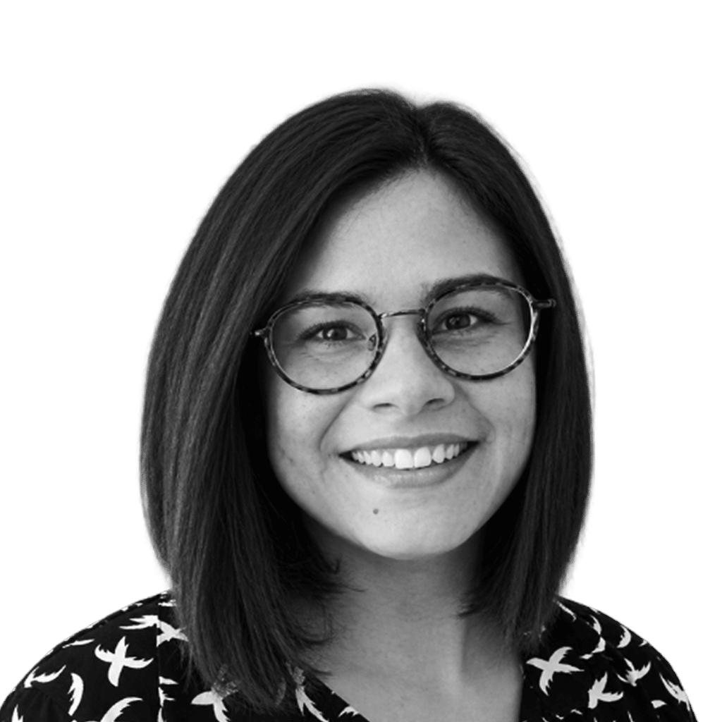 Retrato a preto e branco de Marília Moita, a sorrir.