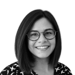 Retrato a preto e branco de Marília Moita, a sorrir.