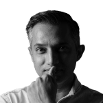 Retrato a preto e branco de Sudipt Shah, de camisa e com ar pensativo.